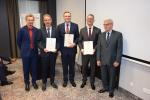 Na zdjęciu od lewej:

Emil Chojnacki - Zastępca Dyrektora Izby Administracji Skarbowej w Krakowie ds. Orzecznictwa,
Piotr Brzuchański - Naczelnik Urzędu Skarbowego w Proszowicach,
Dariusz Gryglik - Naczelnik Urzędu Skarbowego Kraków-Nowa Huta,
Tomasz Janeczek - Naczelnik Małopolskiego Urzędu Skarbowego,
Marek Piwowarczyk - wiceprezes Zarządu BCC, kanclerz Loży Małopolskiej.
