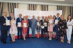 Na zdjęciu stoją Naczelnicy z wyróżnionych w Konkursie Urzędów Skarbowych w otoczeniu organizatorów i trzymają w ręce dyplomy