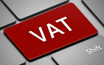 Fragment klawiatury z czerwonym klawiszem z napisem VAT