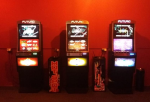 Zdjęcie przedstawia trzy automaty do gier typu 