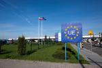Przejście graniczne, tablica z symbolem UE, flagi Rzeczypospolitej Polskiej i Unii Europejskiej.