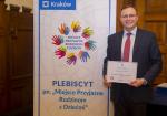 Naczelni Urzędu Skarbowego Kraków Nowa Huta Pan Dariusz Gryglik w rękach trzyma otrzymany certyfikat