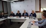 Na konferencji prasowej głos zabiera Naczelnik Urzędu Skarbowego w Krośnie